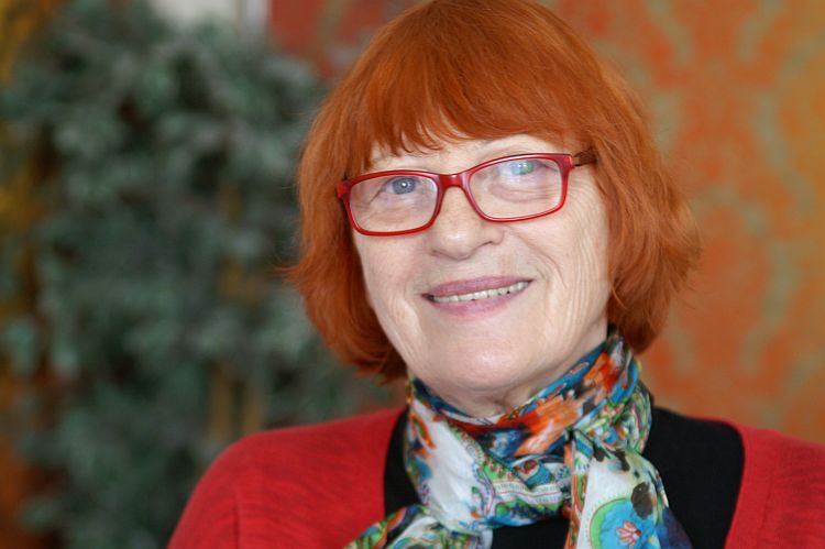 Dovoľte básni, aby k vám pristúpila